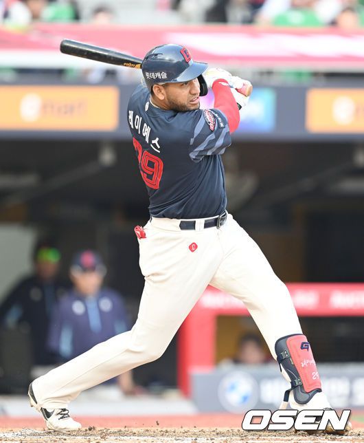 [OSEN=인천, 김성락 기자] 14일 인천 SSG랜더스필드에서 ‘2025 신한은행 SOL Bank KBO리그’ SSG 랜더스와 롯데 자이언츠의 경기가 열렸다.이날 SSG는 김광현, 롯데는 감보아를 선발로 내세웠다. 6회초 2사 1루 롯데 레이예스가 안타를 날리고 있다.  2025.06.14 / ksl0919@osen.co.kr