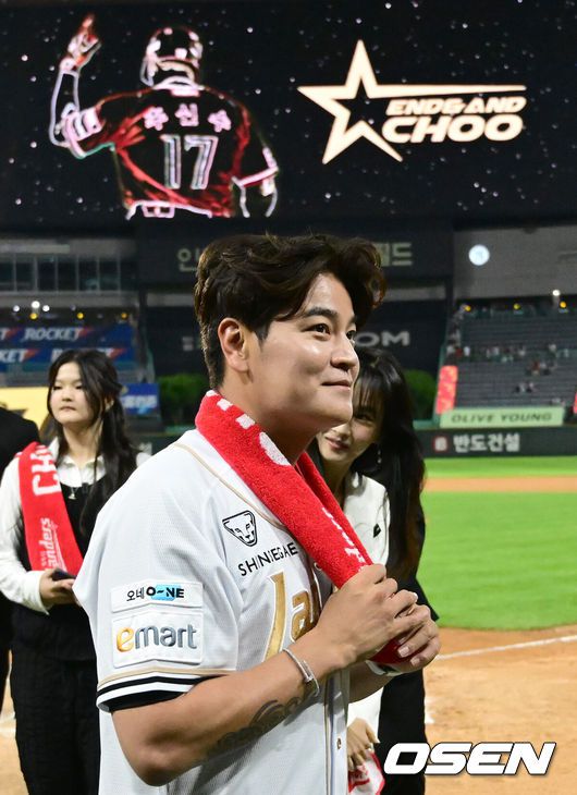 [OSEN=인천, 김성락 기자] 프로야구 롯데 자이언츠가 아슬아슬한 투수전을 잡아내고 3연승을 내달렸다.롯데는 14일 인천 SSG랜더스필드에서 열린 ‘2025 신한은행 SOL Bank KBO리그’ SSG 랜더스와의 경기에서 4-2로 승리했다.경기 종료 후 추신수의 은퇴식 행사가 진행됐다. SSG 추신수가 관중에게 인사하고 있다. 2025.06.14 / ksl0919@osen.co.kr