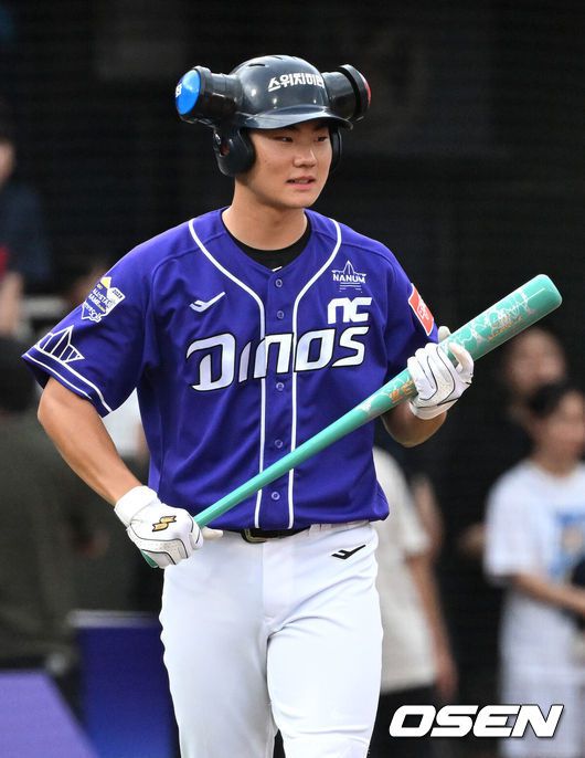 [OSEN=부산, 이대선 기자] 15일 오후 부산 사직야구장에서 2023 신한은행 SOL KBO 올스타전이 열렸다.2회말 나눔 올스타 김주원이 타석으로 들어가고 있다. 2023.07.15 /sunday@osen.co.kr