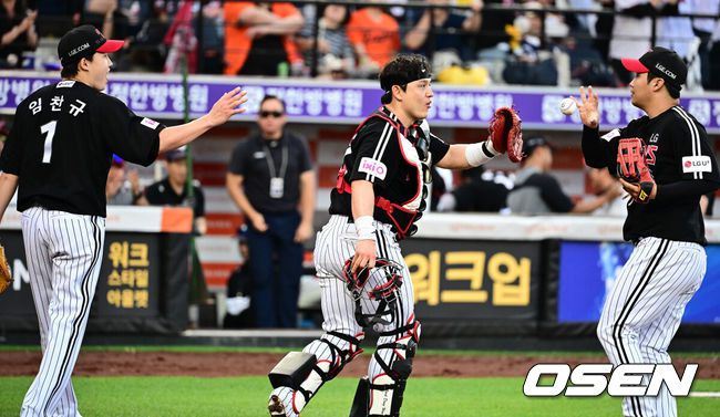 [OSEN=대전, 지형준 기자] 14일 대전 한화생명볼파크에서 2025 신한 SOL Bank KBO리그 한화 이글스와 LG 트윈스의 경기가 열렸다.LG가 40승 26패 1무(승률 .606)로 1위, 한화는 40승 27패(승률 .597)로 2위다. 0.5경기 차이다. 경기 결과에 따라 1위가 바뀔 수도 있다.이날 한화는 폰세, LG는 임찬규를 선발로 내세웠다.5회말 2사 3루에서 LG 박동원이 임찬규 폭투에 런다운에 걸린 한화 이원석을 홈에서 태그아웃시키며 임찬규, 문보경과 기뻐하고 있다. 2025.06.14 /jpnews@osen.co.kr