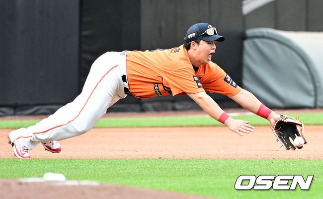 [OSEN=대전, 지형준 기자] 15일 대전 한화생명볼파크에서 2025 신한 SOL Bank KBO리그 한화 이글스와 LG 트윈스의 경기가 열렸다.이날 한화는 문동주, LG는 송승기를 선발로 내세웠다.3회초 1사 만루에서 한화 노시환이 LG 김현수의 선제 1타점 적시타에 몸날려 잡아내고 있다. 2025.06.15 /jpnews@osen.co.kr