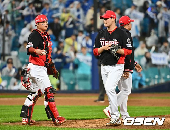 [OSEN=대구, 이석우 기자] 24일 대구삼성라이온즈파크에서 2025 신한 SOL 뱅크 KBO 리그 삼성 라이온즈와 KIA 타이거즈의 경기가 열렸다. 홈팀 삼성은 이승현이, 방문팀 KIA는 김도현이 선발 출전했다. KIA 타이거즈 최지민이 8회말 1사 만루 삼성 라이온즈 이성규에게 밀어내기 볼넷을 허용하고 교체되고 있다. 2025.05.24 / foto0307@osen.co.kr