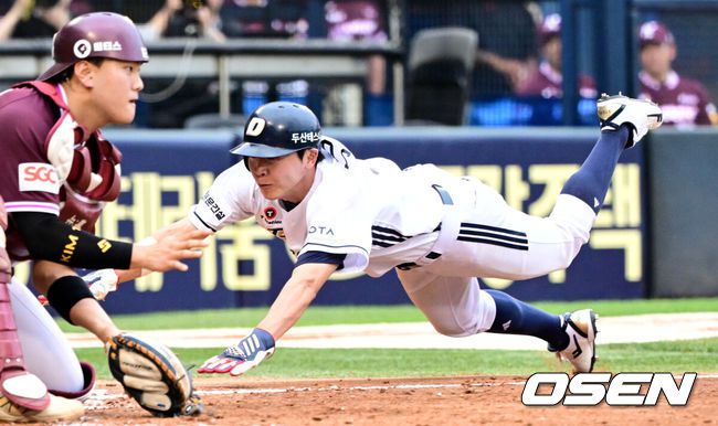 [OSEN=잠실, 조은정 기자]15일 서울 잠실야구장에서 2025 신한 SOL Bank KBO리그 두산 베어스와 키움 히어로즈의 경기가 열렸다.이날 홈팀 두산은 곽빈을, 원정팀 키움은 정현우를 선발 투수로 내세웠다.5회말 1사 3루 두산 정수빈이 오명진 2루수 야수선택 출루에 득점을 올리고 있다. 2025.06.15 /cej@osen.co.kr