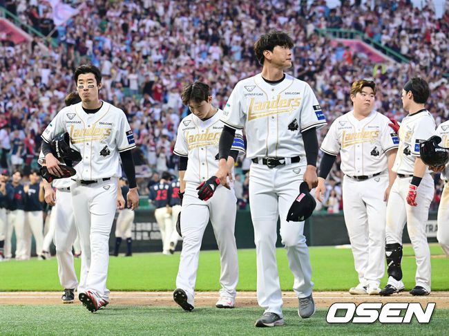 [OSEN=인천, 김성락 기자] 프로야구 롯데 자이언츠가 아슬아슬한 투수전을 잡아내고 3연승을 내달렸다.롯데는 14일 인천 SSG랜더스필드에서 열린 ‘2025 신한은행 SOL Bank KBO리그’ SSG 랜더스와의 경기에서 4-2로 승리했다.경기 종료 후 SSG 랜더스 선수들이 아쉬워하고 있다. 2025.06.14 / ksl0919@osen.co.kr