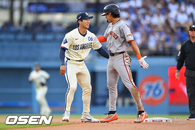 [사진] LA 다저스 김혜성(왼쪽)이 1회초 이닝 종료 후 샌프란시스코 이정후와 웃으며 대화하고 있다. ⓒGettyimages(무단전재 및 재배포 금지)