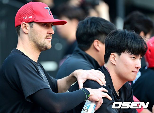 [OSEN=수원, 최규한 기자] 30일 수원 KT위즈파크에서 ‘2025 신한 SOL Bank KBO리그’ KT 위즈와 KIA 타이거즈의 경기가 열렸다.홈팀 KT는 헤이수스, 방문팀 KIA는 김도현을 선발로 내세웠다.경기를 앞두고 KIA 네일과 정해영이 그라운드를 주시하고 있다. 2025.05.30 / dreamer@osen.co.kr