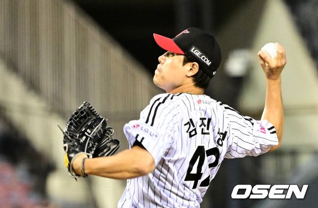 [OSEN=잠실, 지형준 기자] 11일 오후 서울 잠실구장에서 ‘2025 신한 SOL Bank KBO리그’ LG 트윈스와 SSG 랜더스의 경기가 열렸다.LG는 에르난데스, SSG는 화이트를 선발로 내세웠다5회초 LG 김진성이 역투하고 있다. 2025.06.11 /jpnews@osen.co.kr