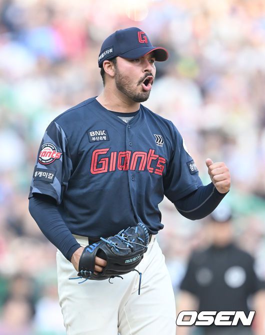 [OSEN=인천, 김성락 기자] 14일 인천 SSG랜더스필드에서 ‘2025 신한은행 SOL Bank KBO리그’ SSG 랜더스와 롯데 자이언츠의 경기가 열렸다.이날 SSG는 김광현, 롯데는 감보아를 선발로 내세웠다. 5회말 2사 롯데 감보아가 SSG 김성욱을 3루수 땅볼로 처리한 뒤 기뻐하고 있다. 2025.06.14 / ksl0919@osen.co.kr