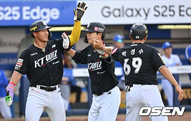 [OSEN=대구, 이석우 기자] 14일 대구삼성라이온즈파크에서 2025 신한 SOL 뱅크 KBO 리그 삼성 라이온즈와 KT 위즈의 경기가 열렸다. 홈팀 삼성은 후라도가, 방문팀 KT는 쿠에바스가 선발 출전했다. KT 위즈 이정훈이 3회초 1사 1루 우월 2점 홈런을 치고 하이파이브를 하고 있다. 2025.06.14 / foto0307@osen.co.kr