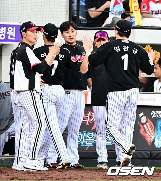 [OSEN=대전, 지형준 기자] 14일 대전 한화생명볼파크에서 2025 신한 SOL Bank KBO리그 한화 이글스와 LG 트윈스의 경기가 열렸다.LG가 40승 26패 1무(승률 .606)로 1위, 한화는 40승 27패(승률 .597)로 2위다. 0.5경기 차이다. 경기 결과에 따라 1위가 바뀔 수도 있다.이날 한화는 폰세, LG는 임찬규를 선발로 내세웠다.6회말 수비를 마친 LG 임찬규가 동료선수들과 하이파이브를 하고 있다. 2025.06.14 /jpnews@osen.co.kr