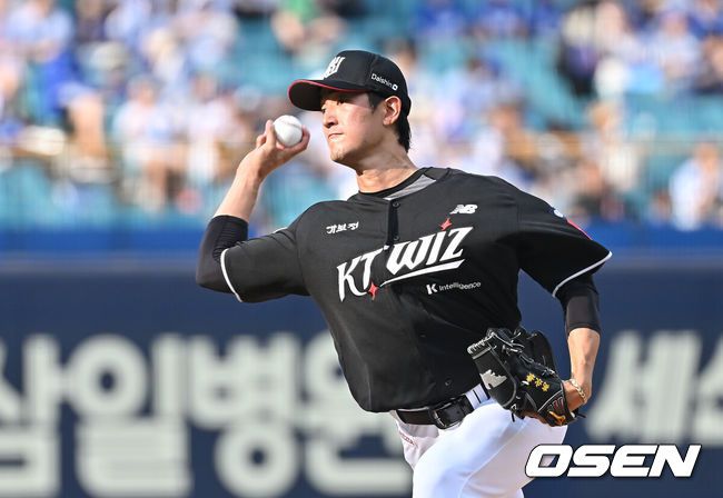 [OSEN=대구, 이석우 기자] 15일 대구삼성라이온즈파크에서 2025 신한 SOL 뱅크 KBO 리그 삼성 라이온즈와 KT 위즈의 경기가 열렸다. 홈팀 삼성은 최원태가, 방문팀 KT는 고영표가 선발 출전했다. KT 위즈 선발 투수 고영표가 역투하고 있다. 2025.06.15 / foto0307@osen.co.kr