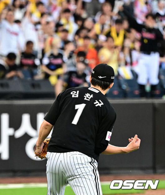 [OSEN=대전, 지형준 기자] 14일 대전 한화생명볼파크에서 2025 신한 SOL Bank KBO리그 한화 이글스와 LG 트윈스의 경기가 열렸다.LG가 40승 26패 1무(승률 .606)로 1위, 한화는 40승 27패(승률 .597)로 2위다. 0.5경기 차이다. 경기 결과에 따라 1위가 바뀔 수도 있다.이날 한화는 폰세, LG는 임찬규를 선발로 내세웠다.6회말 수비를 마친 LG 임찬규가 세리머니를 하고 있다. 2025.06.14 /jpnews@osen.co.kr