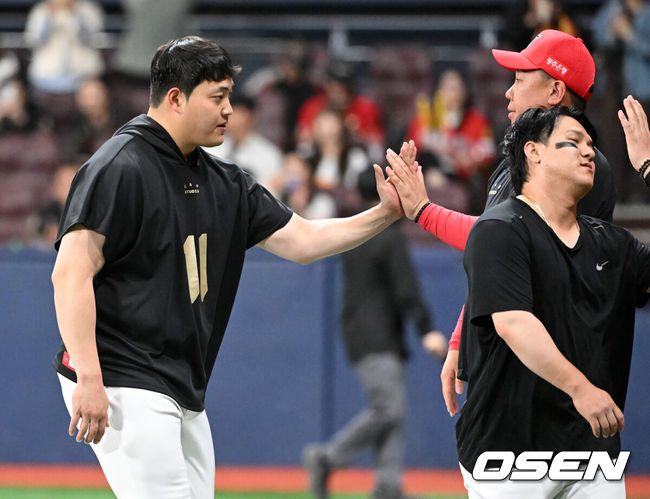 [OSEN=고척, 이대선 기자] 프로야구 KIA 타이거즈가 짜릿한 재역전승을 거뒀다.KIA는 6일 서울 고척스카이돔에서 열린 ‘2025 신한은행 SOL Bank KBO리그’ 키움 히어로즈와의 경기에서 5-3으로 승리하고 2연승을 질주했다. 이날 승리로 어린이날 3연전 위닝시리즈를 확보했다.경기 종료 후 KIA 조상우가 이범호 감독과 승리의 기쁨을 나누고 있다. 2025.05.06 /sunday@osen.co.kr