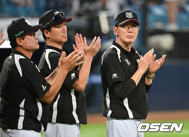 [OSEN=대구, 이석우 기자] 15일 대구삼성라이온즈파크에서 2025 신한 SOL 뱅크 KBO 리그 삼성 라이온즈와 KT 위즈의 경기가 열렸다. 홈팀 삼성은 최원태가, 방문팀 KT는 고영표가 선발 출전했다. KT 위즈 이강철 감독이 삼성 라이온즈에 16-4로 대승을 거두고 선수들에게 축하 박수를 보내고 있다. 2025.06.15 / foto0307@osen.co.kr