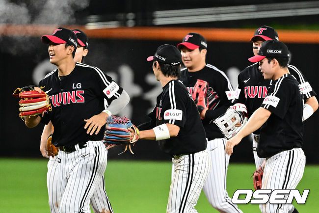 [OSEN=대전, 지형준 기자] 프로야구 한화 이글스와 LG 트윈스가 연장 11회 접전을 펼쳤으나 승부를 가리지 못했다.한화와 LG는14일 대전 한화생명볼파크에서 열린 2025 KBO리그 정규 시즌 맞대결 9차전에서 연장 11회 2-2 무승부를 기록했다.LG는 1위를 지켰고, 한화는 LG와 0.5경기 차이를 유지했다. 경기를 마치고 홈 보살을 성공한 LG 송찬의가 동료선수들과 기뻐하고 있다. 2025.06.14 /jpnews@osen.co.kr