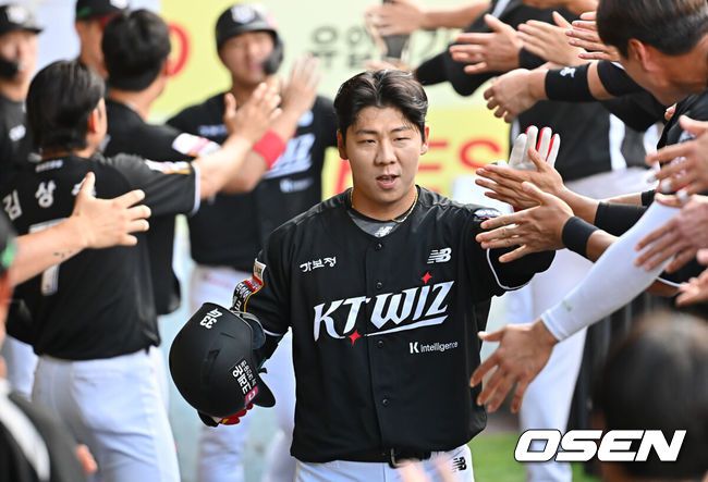 [OSEN=대구, 이석우 기자] 14일 대구삼성라이온즈파크에서 2025 신한 SOL 뱅크 KBO 리그 삼성 라이온즈와 KT 위즈의 경기가 열렸다. 홈팀 삼성은 후라도가, 방문팀 KT는 쿠에바스가 선발 출전했다. KT 위즈 이정훈이 3회초 1사 1루 우월 2점 홈런을 치고 하이파이브를 하고 있다. 2025.06.14 / foto0307@osen.co.kr