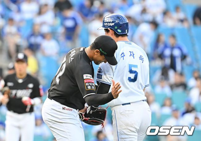 [OSEN=대구, 이석우 기자] 14일 대구삼성라이온즈파크에서 2025 신한 SOL 뱅크 KBO 리그 삼성 라이온즈와 KT 위즈의 경기가 열렸다. 홈팀 삼성은 후라도가, 방문팀 KT는 쿠에바스가 선발 출전했다. KT 위즈 쿠에바스가 4회말 수비를 끝내고 삼성 라이온즈 구자욱의 엉덩이를 치고 있다. 2025.06.14 / foto0307@osen.co.kr