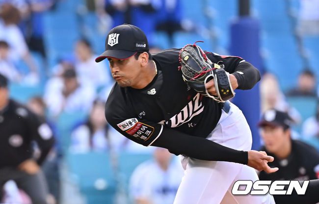 [OSEN=대구, 이석우 기자] 14일 대구삼성라이온즈파크에서 2025 신한 SOL 뱅크 KBO 리그 삼성 라이온즈와 KT 위즈의 경기가 열렸다. 홈팀 삼성은 후라도가, 방문팀 KT는 쿠에바스가 선발 출전했다. KT 위즈 선발 투수 쿠에바스가 역투하고 있다. 2025.06.14 / foto0307@osen.co.kr