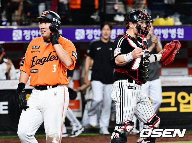 [OSEN=대전, 지형준 기자] 프로야구 한화 이글스와 LG 트윈스가 연장 11회 접전을 펼쳤으나 승부를 가리지 못했다.한화와 LG는14일 대전 한화생명볼파크에서 열린 2025 KBO리그 정규 시즌 맞대결 9차전에서 연장 11회 2-2 무승부를 기록했다.LG는 1위를 지켰고, 한화는 LG와 0.5경기 차이를 유지했다. 연장 11회말 2사 2루에서 한화 안치홍이 이재원의 좌전 안타에 홈에서 LG 박동원에 태그아웃 당하고 있다. 2025.06.14 /jpnews@osen.co.kr