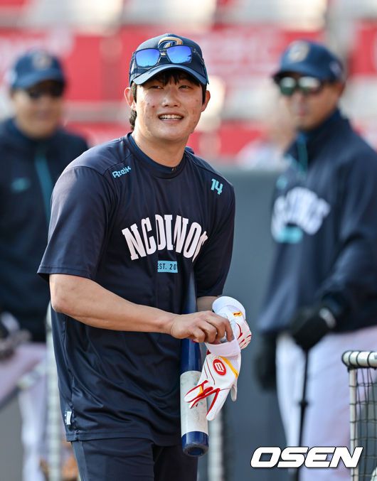 [OSEN=수원, 조은정 기자]10일 오후 경기도 수원 KT위즈파크에서 ‘2025 신한 SOL Bank KBO리그’ KT 위즈와 NC 다이노스의 경기가 열린다.홈팀 KT는 오원석, 방문팀 NC는 라일리를 선발로 내세웠다.NC 최정원이 훈련을 하고 있다. 2025.04.10 /cej@osen.co.kr