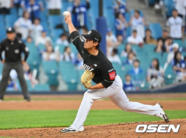[OSEN=대구, 이석우 기자] 14일 대구삼성라이온즈파크에서 2025 신한 SOL 뱅크 KBO 리그 삼성 라이온즈와 KT 위즈의 경기가 열렸다. 홈팀 삼성은 후라도가, 방문팀 KT는 쿠에바스가 선발 출전했다. KT 위즈 주권이 역투하고 있다. 2025.06.14 / foto0307@osen.co.kr