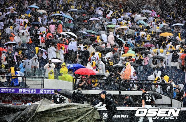 [OSEN=대전, 지형준 기자] 15일 대전 한화생명볼파크에서 2025 신한 SOL Bank KBO리그 한화 이글스와 LG 트윈스의 경기가 열렸다.이날 한화는 문동주, LG는 송승기를 선발로 내세웠다.5회말 1사 2루에서 한화 채은성 타석에 폭우로 경기가 중단되고 있다. 2025.06.15 /jpnews@osen.co.kr