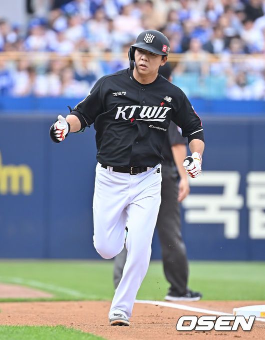 [OSEN=대구, 이석우 기자] 15일 대구삼성라이온즈파크에서 2025 신한 SOL 뱅크 KBO 리그 삼성 라이온즈와 KT 위즈의 경기가 열렸다. 홈팀 삼성은 최원태가, 방문팀 KT는 고영표가 선발 출전했다. KT 위즈 이정훈이 1회초 2사 2루 월 2점 홈런을 치고 하이파이브를 하고 있다. 2025.06.15 / foto0307@osen.co.kr