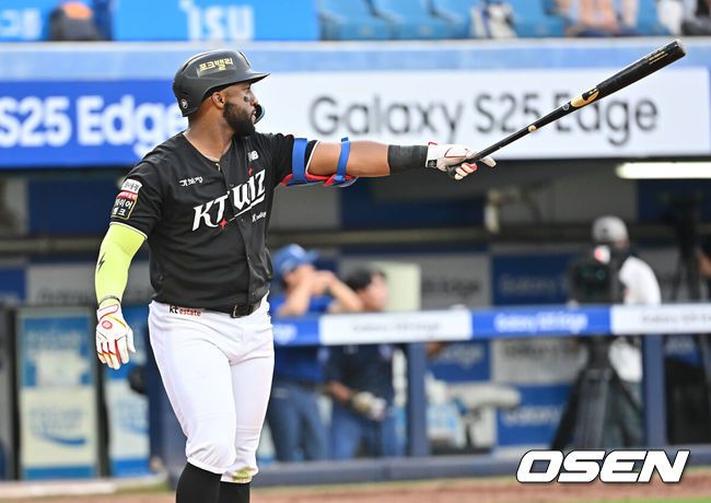 [OSEN=대구, 이석우 기자] 15일 대구삼성라이온즈파크에서 2025 신한 SOL 뱅크 KBO 리그 삼성 라이온즈와 KT 위즈의 경기가 열렸다. 홈팀 삼성은 최원태가, 방문팀 KT는 고영표가 선발 출전했다. KT 위즈 로하스가 6회초 2사 2루 좌월 2점 홈런을 치고 타구를 바라보고 있다. 2025.06.15 / foto0307@osen.co.kr