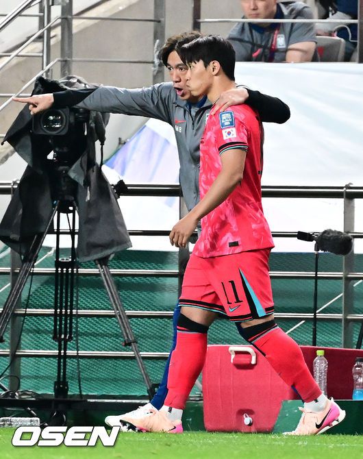 [OSEN=서울월드컵경기장, 지형준 기자] 대한민국 대표팀이 무려 15년 만에 패배 없이 최종예선을 마무리했다.홍명보 감독이 이끄는 대한민국축구 국가대표팀은 10일 서울월드컵경기장에서 열린2026 국제축구연맹(FIFA) 북중미 월드컵 아시아지역 최종예선 3차 예선 B조 10차전에서 쿠웨이트와 맞붙어 4-0으로 대승했다.이번 승리로 한국은 승점 22점(6승 4무)을 만들면서 패배 없이 최종예선을 마쳤다.후반 한국 홍명보 감독이 황희찬을 교체 투입하며 전술을 설명하고 있다. 2025.06.10 /jpnews@osen.co.kr