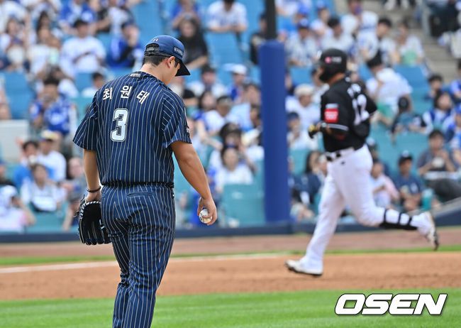 [OSEN=대구, 이석우 기자] 15일 대구삼성라이온즈파크에서 2025 신한 SOL 뱅크 KBO 리그 삼성 라이온즈와 KT 위즈의 경기가 열렸다. 홈팀 삼성은 최원태가, 방문팀 KT는 고영표가 선발 출전했다. 삼성 라이온즈 최원태가 3회초 1사 KT 위즈 장성우에게 우월 솔로 홈런을 맞고 아쉬워하고 있다. 2025.06.15 / foto0307@osen.co.kr