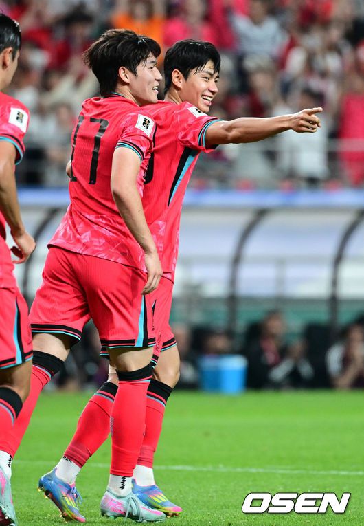 [OSEN=상암, 조은정 기자]10일 서울 마포구 서울월드컵경기장에서 2026 국제축구연맹(FIFA) 북중미 월드컵 아시아 3차 예선 B조 10차전 대한민국 남자 축구 대표팀과 쿠웨이트의 경기가 열렸다.한국은 지난 6일 이라크 원정에서 2-0 완승과 함께 5승 4무(승점 19)로 조 2위 이상을 확정, 11회 연속 월드컵 본선 진출을 조기 확정지었다.한국 전진우가 선제골을 성공한 뒤 코너킥으로 어시스트를 만든 황인범을 향해 손짓하고 있다. 2025.06.10 /cej@osen.co.kr