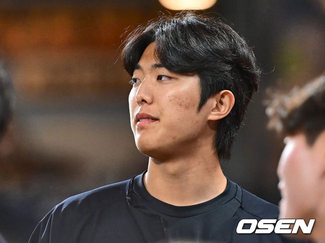 [OSEN=창원, 이석우 기자] 28일 창원NC파크에서 2024 신한 SOL 뱅크 KBO 리그 NC 다이노스와 KIA 타이거즈의 경기가 열렸다. 4연패에 빠진 NC는 신민혁을 내세워 연패 탈출에 나서고, 지난 주말 NC와의 창원 3연전을 스윕했고 주말 두산 3연전을 위닝시리즈로 장식한 KIA는 윤영철이 마운드에 오른다.KIA 타이거즈 이의리가 이닝 교체때 선수들을 격려하고 있다. 2024.05.28 / foto0307@osen.co.kr