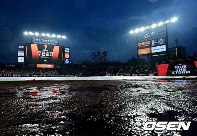 [OSEN=대전, 지형준 기자] 15일 대전 한화생명볼파크에서 2025 신한 SOL Bank KBO리그 한화 이글스와 LG 트윈스의 경기가 열렸다.이날 한화는 문동주, LG는 송승기를 선발로 내세웠다.5회말 한화가 노시환의 적시타로 역전에 성공하자마자 폭우로 인해 우천 중단되고 있다. 2025.06.15 /jpnews@osen.co.kr