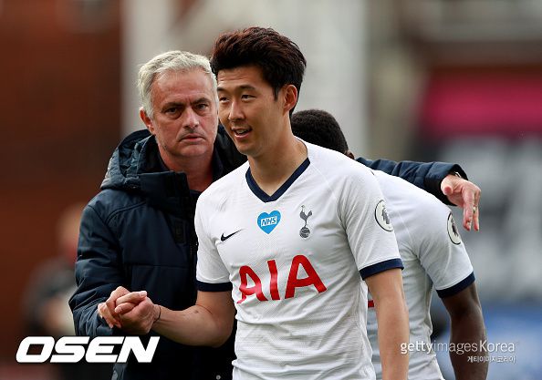 [사진] 조제 무리뉴 감독과 손흥민 ⓒGettyimages(무단전재 및 재배포 금지)