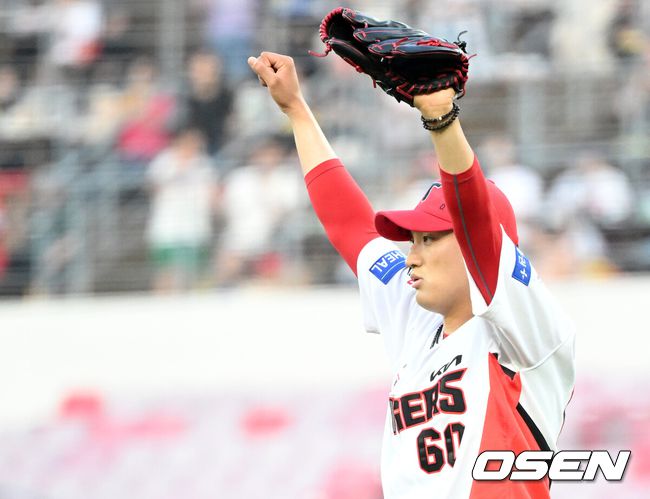 [OSEN=광주, 이대선 기자] 17일 오후 광주-기아 챔피언스필드에서 2025 신한 SOL Bank KBO리그 KIA 타이거즈와 KT 위즈의 경기가 열렸다.KIA는 김도현, KT는 헤이수스를 선발 투수로 내세웠다.3회초 1사에서 KIA 김도현이 이창진 멋진 수비에 환호하고 있다. 2025.06.17 /sunday@osen.co.kr