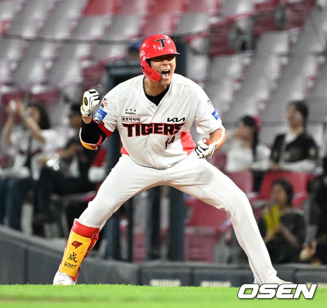 [OSEN=광주, 이대선 기자] 17일 오후 광주-기아 챔피언스필드에서 2025 신한 SOL Bank KBO리그 KIA 타이거즈와 KT 위즈의 경기가 열렸다.KIA는 김도현, KT는 헤이수스를 선발 투수로 내세웠다.6회말 1사 만루에서 KIA 김규성이 중전 적시타를 치고 환호하고 있다. 2025.06.17 /sunday@osen.co.kr