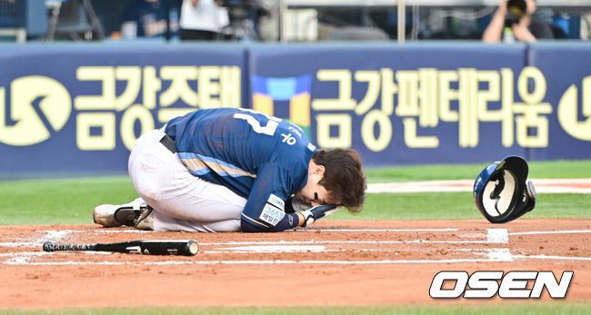 [OSEN=잠실, 박준형 기자] 17일 오후 서울 잠실구장에서 ‘2025 신한 SOL BANK KBO리그’ LG 트윈스와 NC 다이노스의 경기가 진행됐다.이날 LG는 에르난데스를, NC는 라일리를 선발투수로 내세웠다.2회초 무사 1루 NC 박건우가 에르난데스의 투구에 맞고 쓰러져 있다. 2025.06.17 / soul1014@osen.co.kr