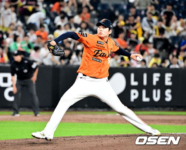 [OSEN=대전, 지형준 기자] 15일 대전 한화생명볼파크에서 2025 신한 SOL Bank KBO리그 한화 이글스와 LG 트윈스의 경기가 열렸다.이날 한화는 문동주, LG는 송승기를 선발로 내세웠다.6회초 한화 조동욱이 역투하고 있다. 2025.06.15 /jpnews@osen.co.kr