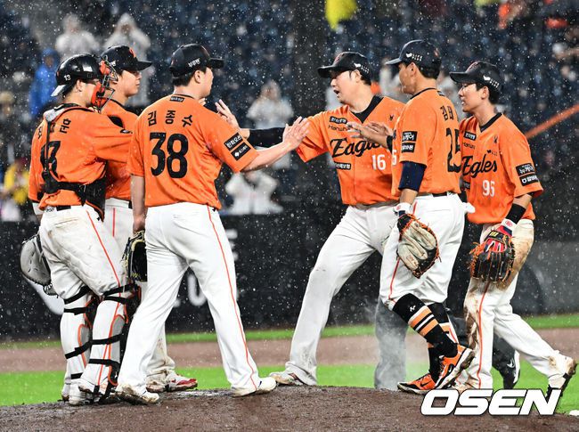 [OSEN=대전, 지형준 기자] 프로야구 한화 이글스가LG 트윈스를 꺾고 32일 만에 1위에 등극했다. 5회말 도중폭우가 쏟아져104분 경기가 중단됐다가 재개됐다.한화는 15일 대전 한화생명볼파크에서 열린 2025 KBO리그 LG와 10차전 맞대결에서 10-5로 승리했다. 한화는 5월 14일 두산에 패배하면서 공동 1위에서 2위로 떨어졌다. 33일 만에 1위를 탈환했다.경기를 마치고 한화 선수들이 승리를 기뻐하고 있다. 2025.06.15 /jpnews@osen.co.kr