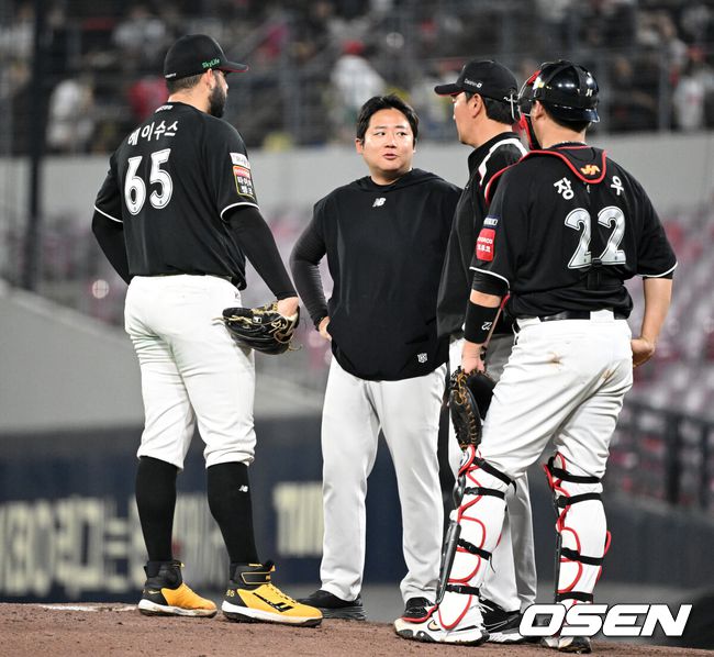 [OSEN=광주, 이대선 기자] 17일 오후 광주-기아 챔피언스필드에서 2025 신한 SOL Bank KBO리그 KIA 타이거즈와 KT 위즈의 경기가 열렸다.KIA는 김도현, KT는 헤이수스를 선발 투수로 내세웠다.6회말 무사 1,2루에서 KT 헤이수스가 마운드를 내려가고 있다. 2025.06.17 /sunday@osen.co.kr