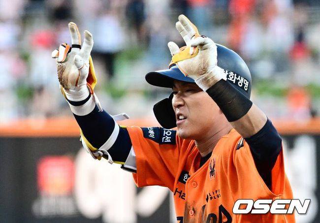 [OSEN=대전, 지형준 기자] 14일 대전 한화생명볼파크에서 2025 신한 SOL Bank KBO리그 한화 이글스와 LG 트윈스의 경기가 열렸다.LG가 40승 26패 1무(승률 .606)로 1위, 한화는 40승 27패(승률 .597)로 2위다. 0.5경기 차이다. 경기 결과에 따라 1위가 바뀔 수도 있다.이날 한화는 폰세, LG는 임찬규를 선발로 내세웠다.7회말 1사 1,3루에서 한화 황영묵이 스퀴즈 번트로 역전에 성공하며 기뻐하고 있다. 2025.06.14 /jpnews@osen.co.kr