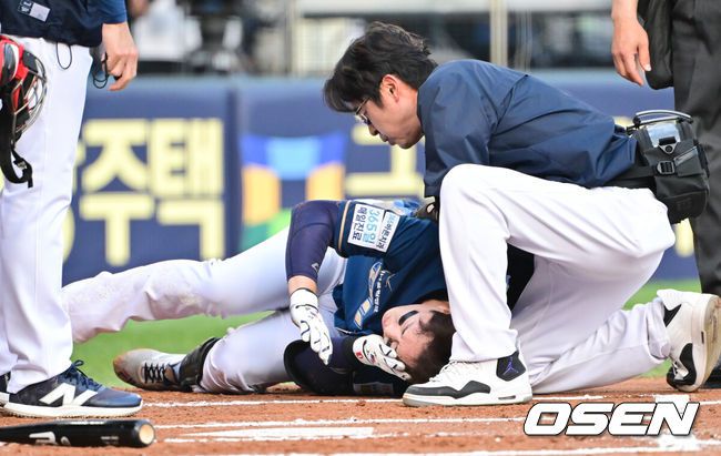 [OSEN=잠실, 박준형 기자] 17일 오후 서울 잠실구장에서 ‘2025 신한 SOL BANK KBO리그’ LG 트윈스와 NC 다이노스의 경기가 진행됐다.이날 LG는 에르난데스를, NC는 라일리를 선발투수로 내세웠다.2회초 무사 1루 NC 박건우가 에르난데스의 투구에 맞고 쓰러져 있다. 2025.06.17 / soul1014@osen.co.kr