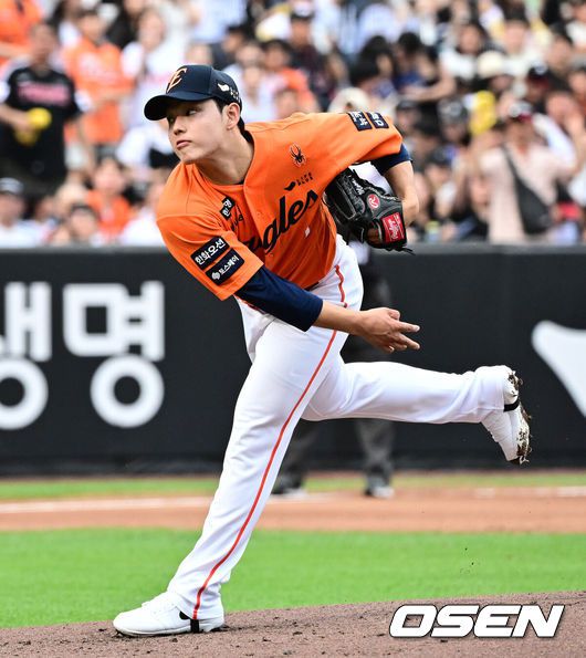 [OSEN=대전, 지형준 기자] 15일 대전 한화생명볼파크에서 2025 신한 SOL Bank KBO리그 한화 이글스와 LG 트윈스의 경기가 열렸다.이날 한화는 문동주, LG는 송승기를 선발로 내세웠다.2회 한화 문동주가 역투하고 있다. 2025.06.15 /jpnews@osen.co.kr