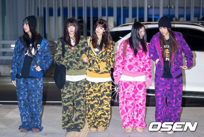 [OSEN=인천국제공항, 박준형 기자]  그룹뉴진스가 26일 오전 인천국제공항을 통해 '제9회 아시아 아티스트 어워즈'(The 9th Asia Artist Awards 이하 AAA) 시상식 참석 차 태국 방콕으로 출국했다.'AAA'는 지난 2016년 처음 개최, 배우와 가수를 통합해 시상하는 국내 최초의 통합 시상식이다.그룹 뉴진스가 출국에 앞서 신호등서 신호를 기다리고 있다.   2024.12.26 / soul1014@osen.co.kr