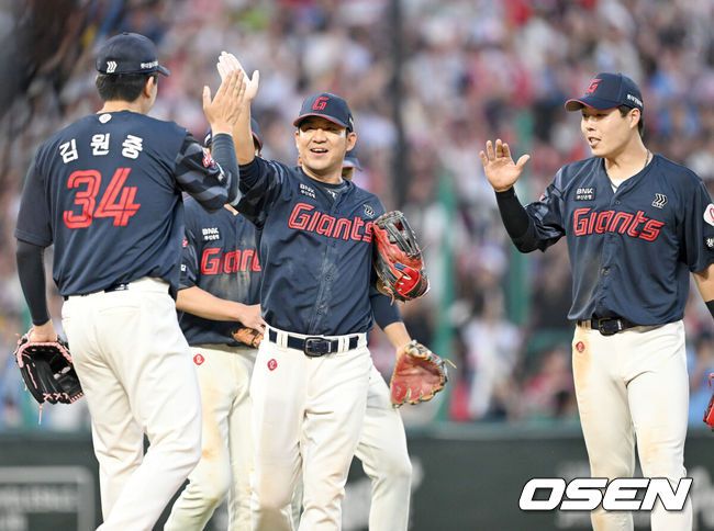 [OSEN=인천, 김성락 기자] 프로야구 롯데 자이언츠가 아슬아슬한 투수전을 잡아내고 3연승을 내달렸다.롯데는 14일 인천 SSG랜더스필드에서 열린 ‘2025 신한은행 SOL Bank KBO리그’ SSG 랜더스와의 경기에서 4-2로 승리했다.승리가 확정된 순간 롯데 선수들이 기쁨을 나누고 있다. 2025.06.14 / ksl0919@osen.co.kr