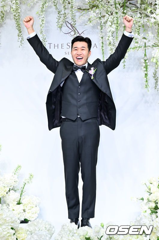[OSEN=박준형 기자] 가수 김종민은 20일 서울 중구 장충동 신라호텔 영빈관에서 11살 연하 예비 신부와 결혼식을 올린다.예비 신부가 비연예인인 만큼 혼자 포토월에 서는 김종민은 간단한 인터뷰에 응하며 간단한 소감을 전했다. 김종민이 포즈를 취하고 있다.   2025.04.20 / soul1014@osen.co.kr