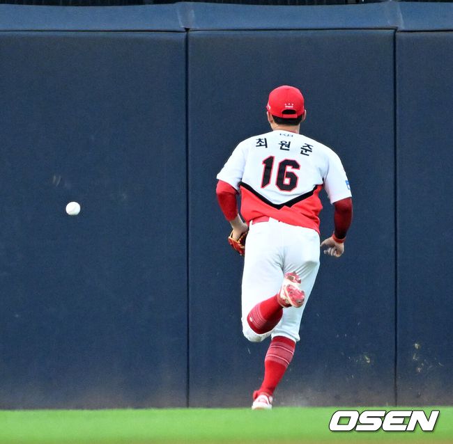 [OSEN=광주, 이대선 기자] 18일 오후 광주-기아 챔피언스필드에서 2025 신한 SOL Bank KBO리그 KIA 타이거즈와 KT 위즈의 경기가 열렸다.KIA는 윤영철, KT는 소형준을 선발 투수로 내세웠다.4회초 1사 2,3루에서 KIA 최원준이 KT 허경민의 타구를 놓치고 있다. 2025.06.18 /sunday@osen.co.kr