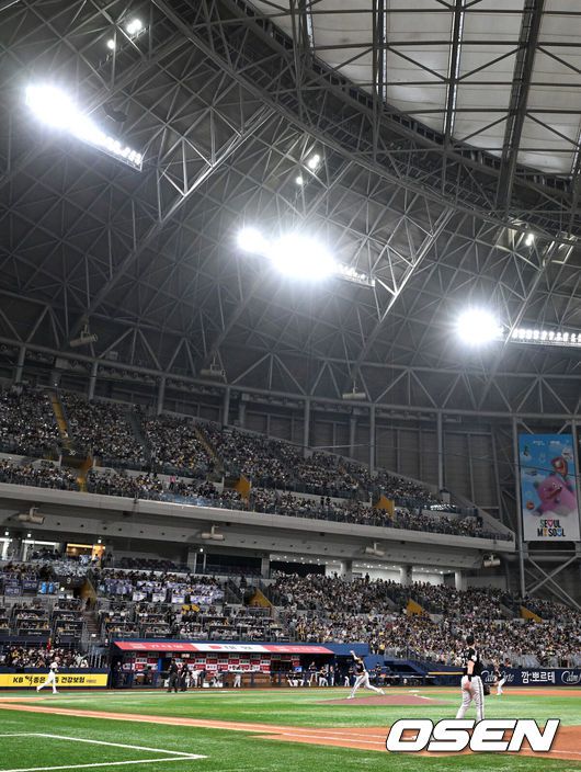 [OSEN=고척, 이대선 기자] 6일 오후 서울 고척스카이돔에서 2025 신한 SOL Bank KBO리그 키움 히어로즈와 LG 트윈스의 경기가 열렸다.키움은 로젠버그, LG는 치리노스를 선발 투수로 내세웠다.관중석을 가득 메운 팬들이 열띤 응원을 펼치고 있다. 2025.06.06 /sunday@osen.co.kr