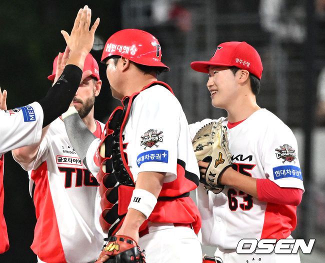 승리 투수 김도현과 함께 인터뷰 한 이호민