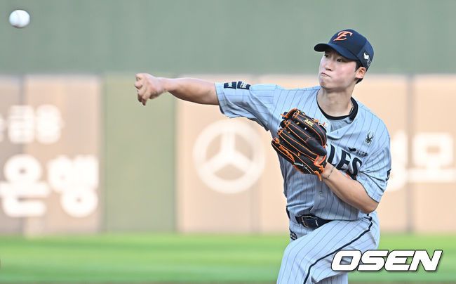 [OSEN=부산, 이석우 기자] 18일 부산 사직야구장에서 2025 신한 SOL 뱅크 KBO 리그 롯데 자이언츠와 한화 이글스의 경기가 열렸다. 홈팀 롯데는 홍민기가, 방문팀 한화는 엄상백이 선발 출전했다.한화 이글스 선발 투수 엄상백이 역투하고 있다. 2025.06.18 / foto0307@osen.co.kr